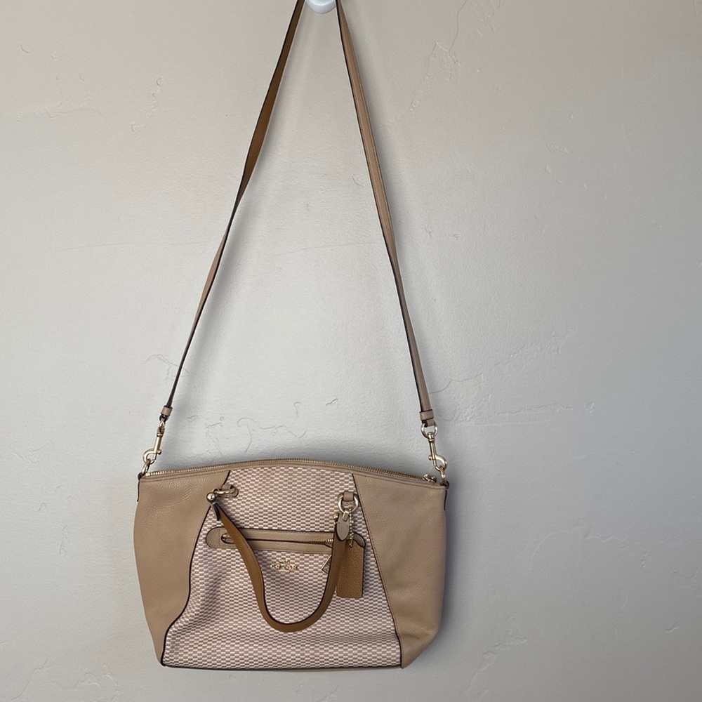 🗝🤍 COACH crossbody bag (Straps included) the perfect summer bag is here!!!!